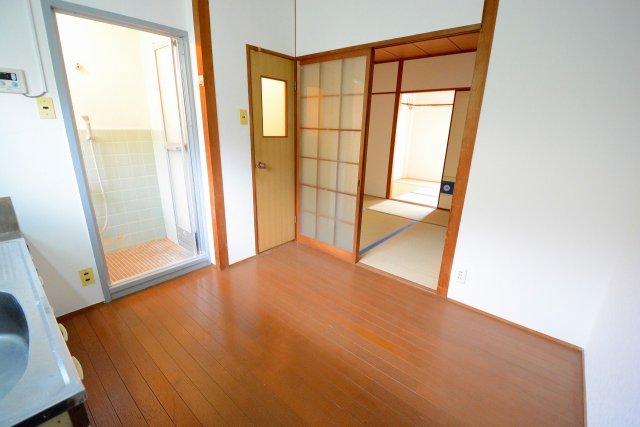 居室・リビング　リビングの横は続き和室です！