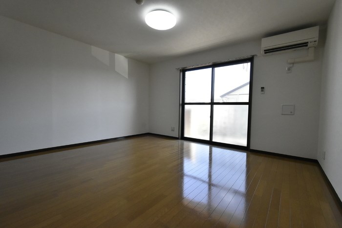 居室・リビング　南向き11帖のお部屋です、エアコン完備！