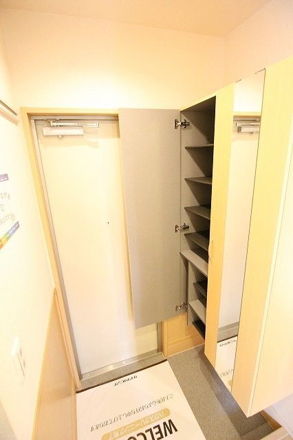 玄関　☆下駄箱には鏡付いてます☆