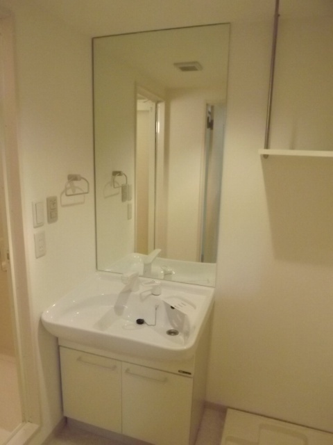 洗面設備　シャンプードレッサー付きの洗面台