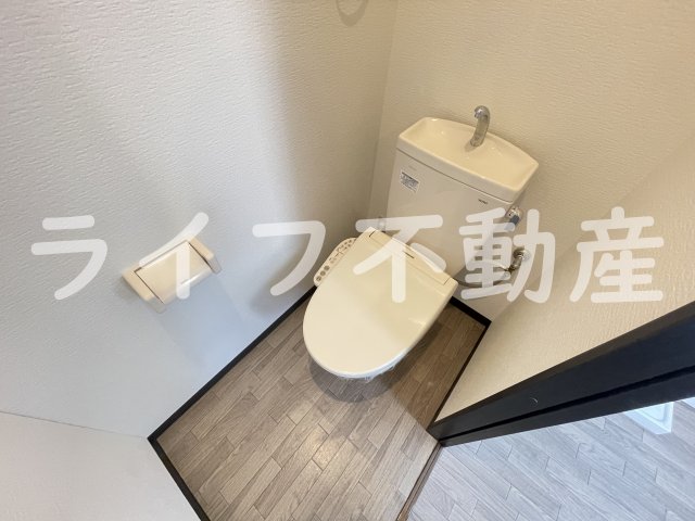 トイレ　落ち着いた色調のトイレです