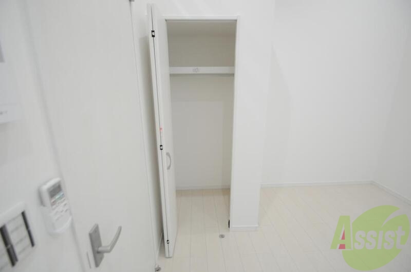 収納　リビングの収納はクローゼットも兼ねています♪