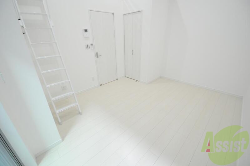 居室・リビング　白を基調にした明るいお部屋は清潔感ばっちし！