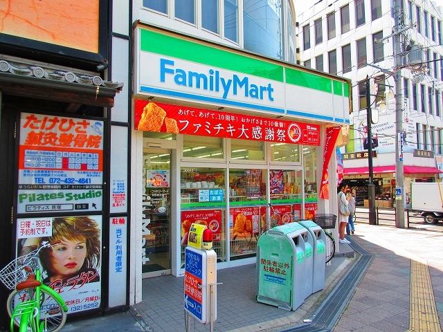 コンビニ　ファミリーマート 貝塚駅前店（コンビニ）まで592m