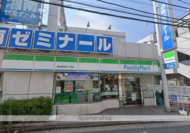 コンビニ　ファミリーマート（コンビニ）まで873m