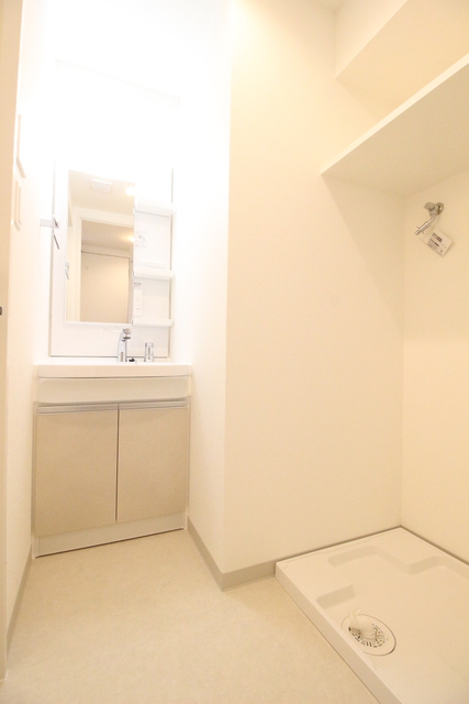 洗面設備　８０４号室モデルルーム写真※お部屋によって色味が異なる場合が