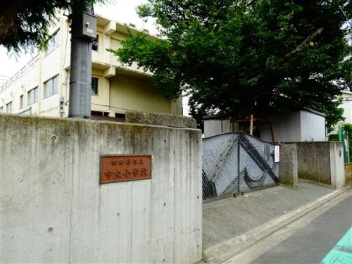 小学校　世田谷区立中丸小学校（小学校）まで875m