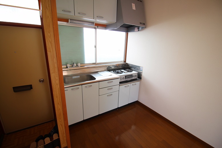 キッチン　流し台は水切りかごも置けます。