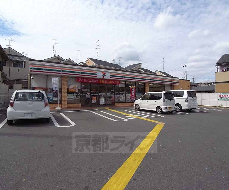 コンビニ　セブンイレブン向日北前田店（コンビニ）まで250m