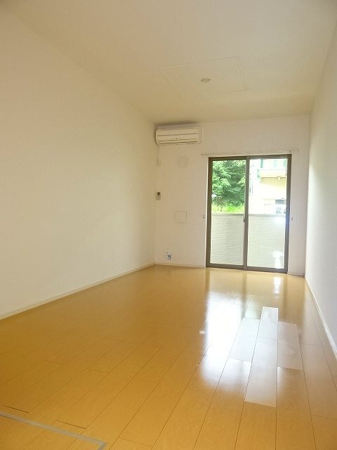 居室・リビング　明るいリビングです。