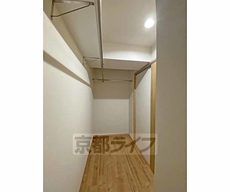 収納　廊下にあるウォークインクローゼットです。