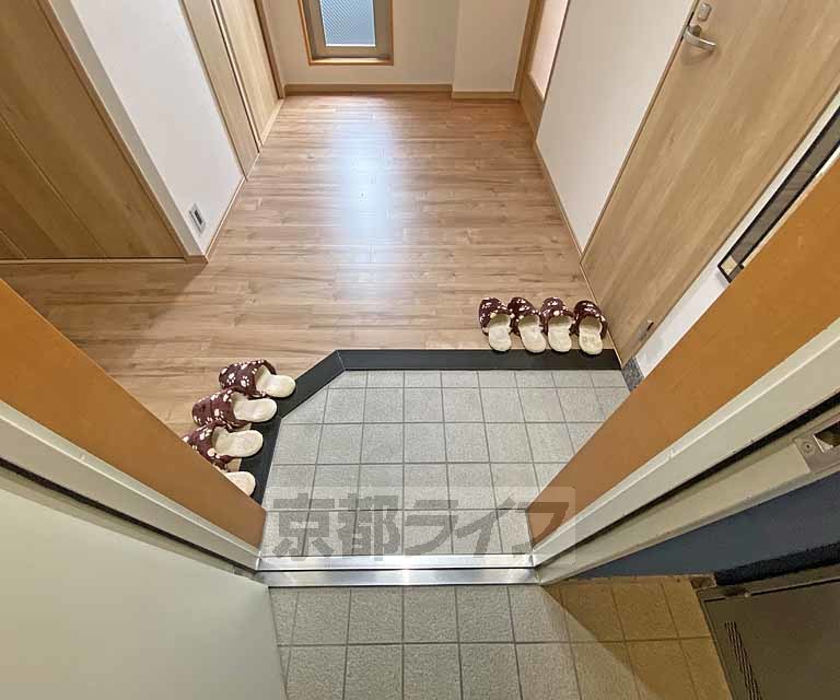 玄関　段差の小さいバリアフリーな玄関です。