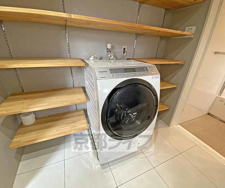 その他設備　洗濯機置き場です。ドラム式洗濯機付き（撤去相談可）です。