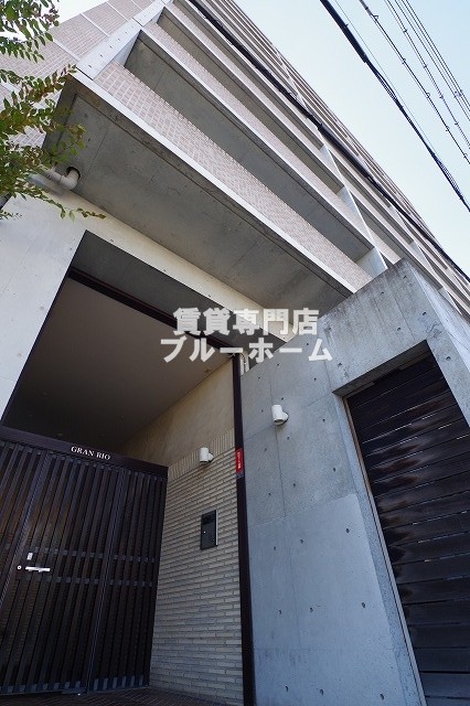 建物外観　鉄筋コンクリート造10階建ての物件！