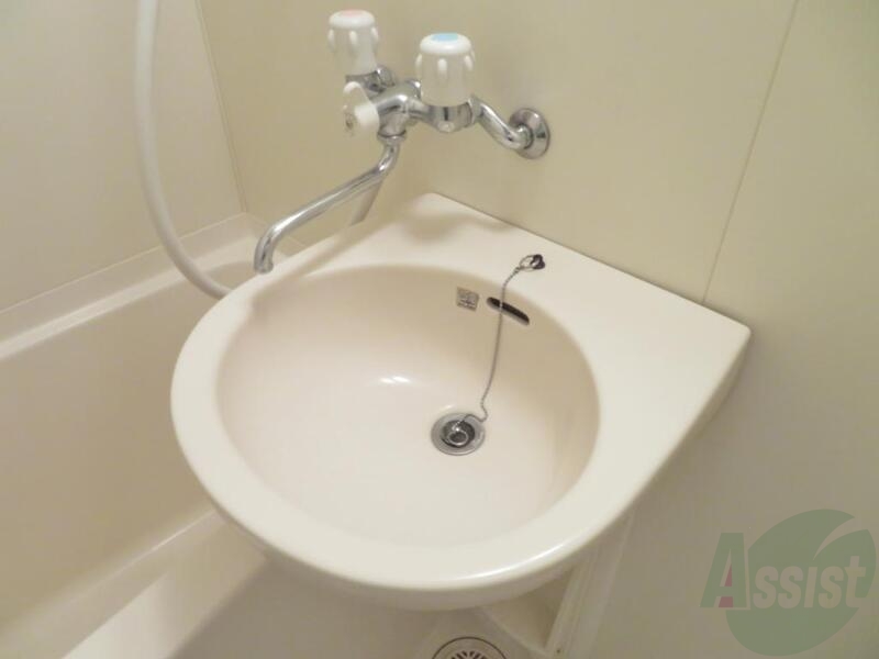 洗面設備　浴槽のとなりに洗面器がついているのは良いですね。