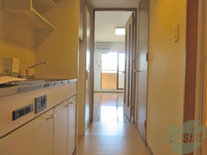 玄関　南向きなので採光が良く、玄関先まで明るいです。