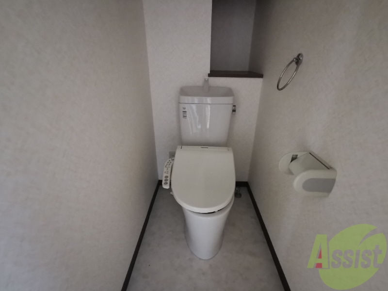 トイレ　トイレは棚が付いてるので、収納も出来て使いやすそうです！