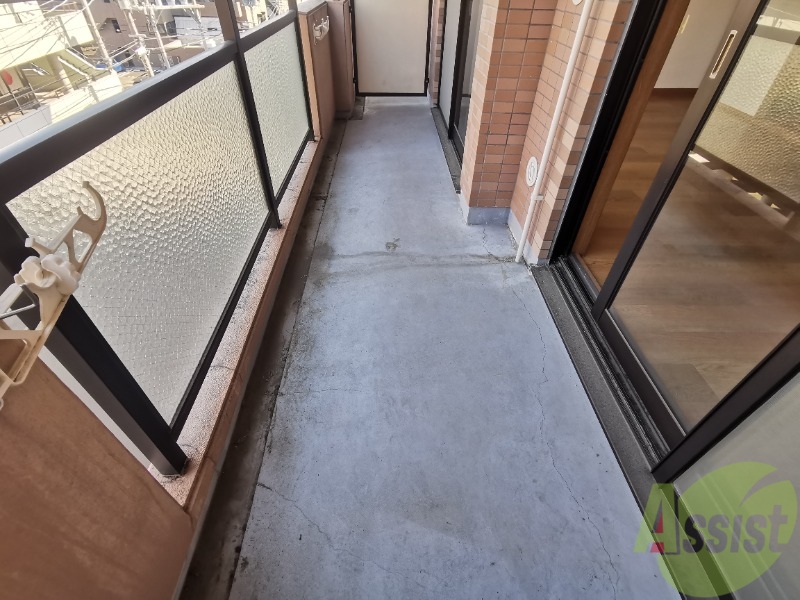 バルコニー　バルコニーは洗濯物を干すのに十分な広さです！