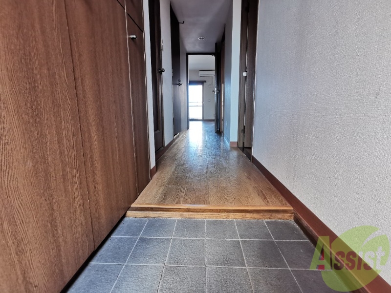 玄関　玄関から撮ってみました！敷居が低いので安心ですね！