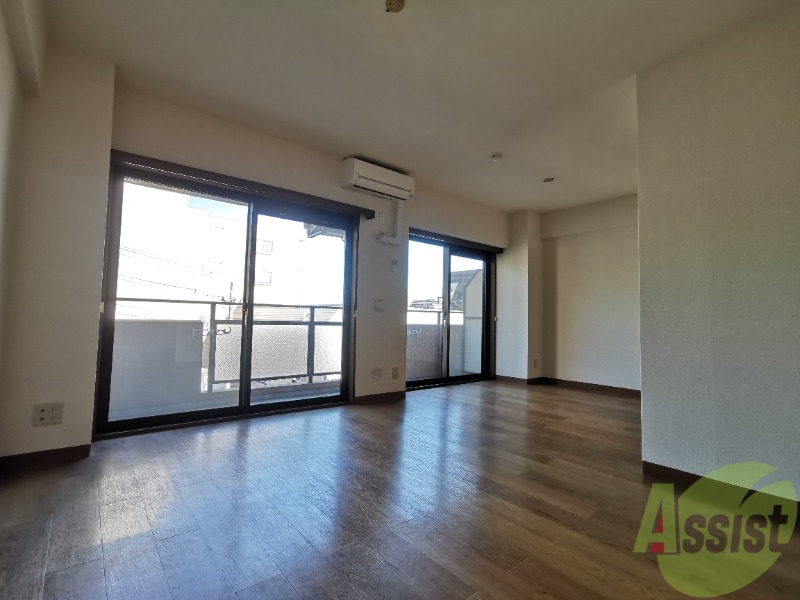 居室・リビング　リビングは広々としていて、窓も大きいので気持ちが良いですね！