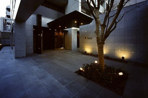 エントランス　落ち着いたエントランスです