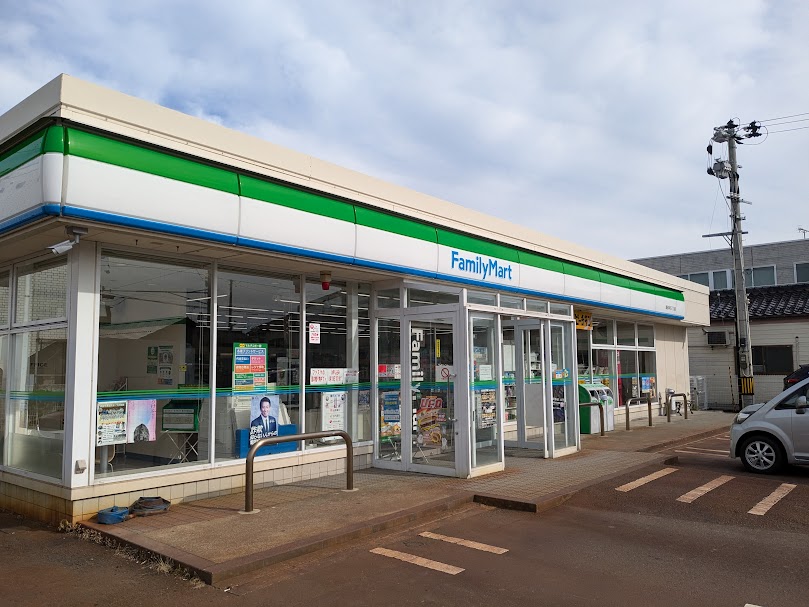 コンビニ　ファミリーマート酒田中町三丁目店（コンビニ）まで421m