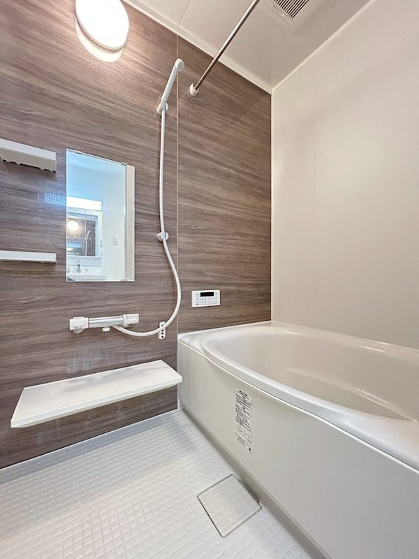 バス・シャワールーム　追い焚き機能・浴室乾燥機付き。