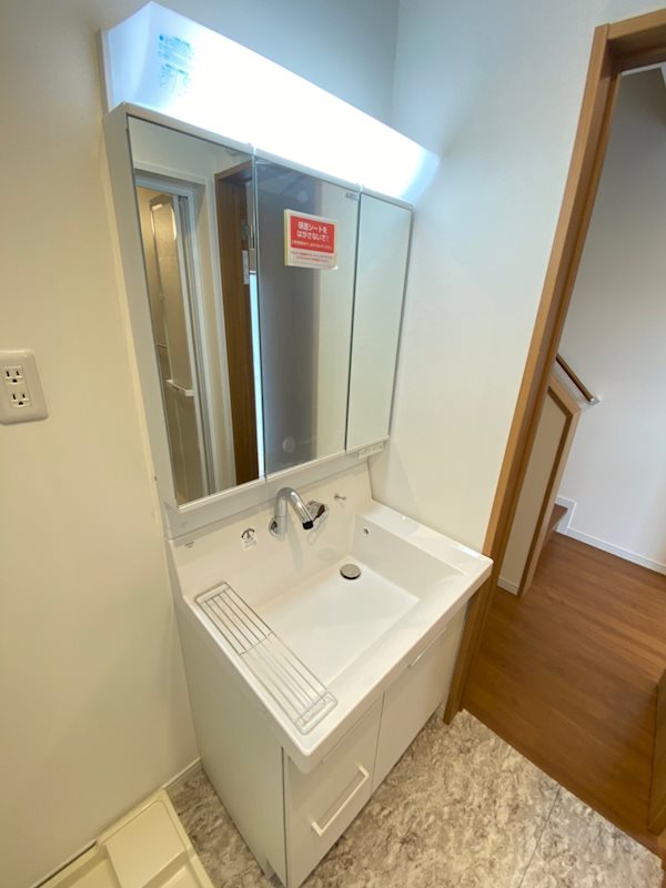 洗面設備　身支度に便利な独立洗面台付き。