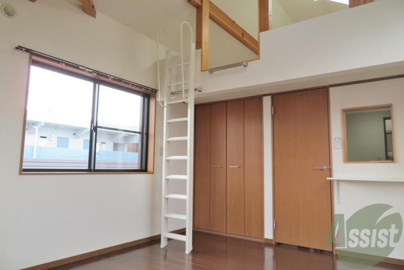 その他部屋・スペース　ロフトは５帖と広めなので、寝室にしても良さそうです。