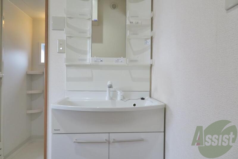 洗面設備　シャワー付洗面化粧台があるのも嬉しいポイントです。