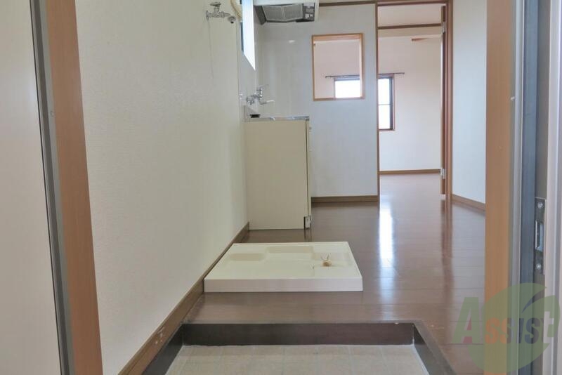 玄関　玄関入ってすぐに洗濯機置場があります。