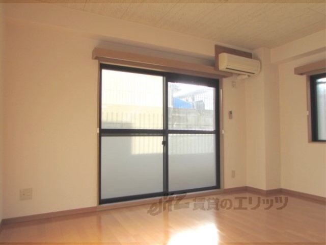 居室・リビング　とにかくお部屋が広く明るいです。