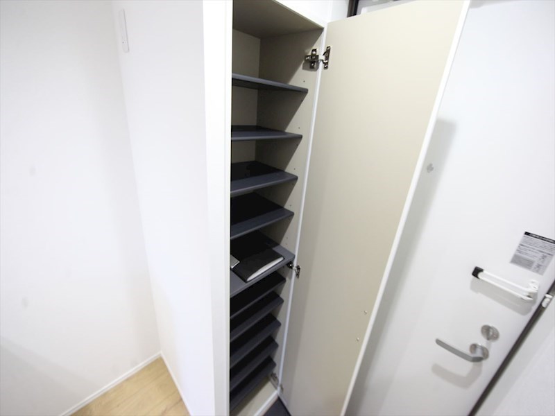 玄関　玄関　シューズボックス付（収納充実してます）