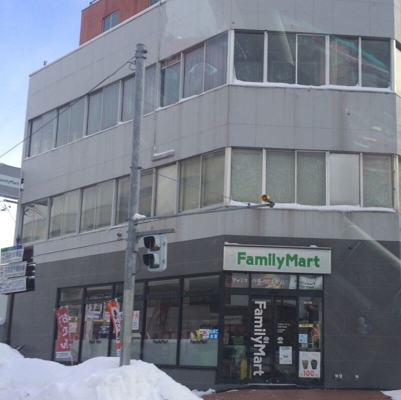 コンビニ　ファミリーマート月寒中央店（コンビニ）まで183m