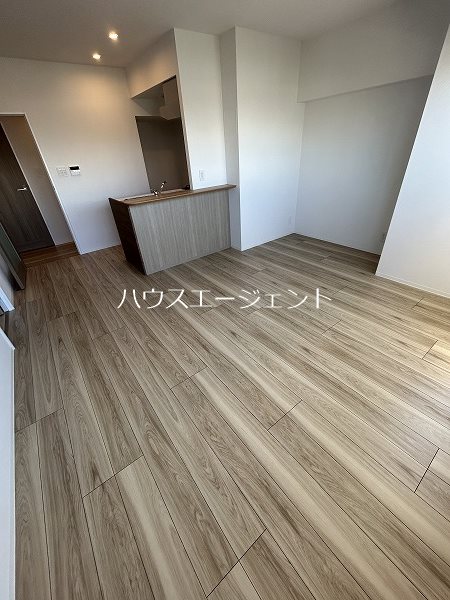 居室・リビング　玄関です。※参考画像