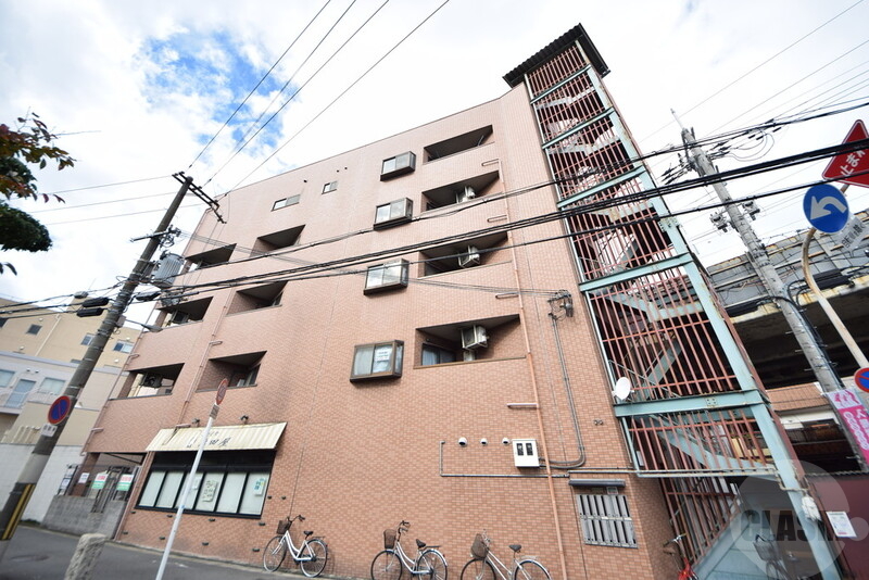 建物外観　日も良く当たり綺麗な外観