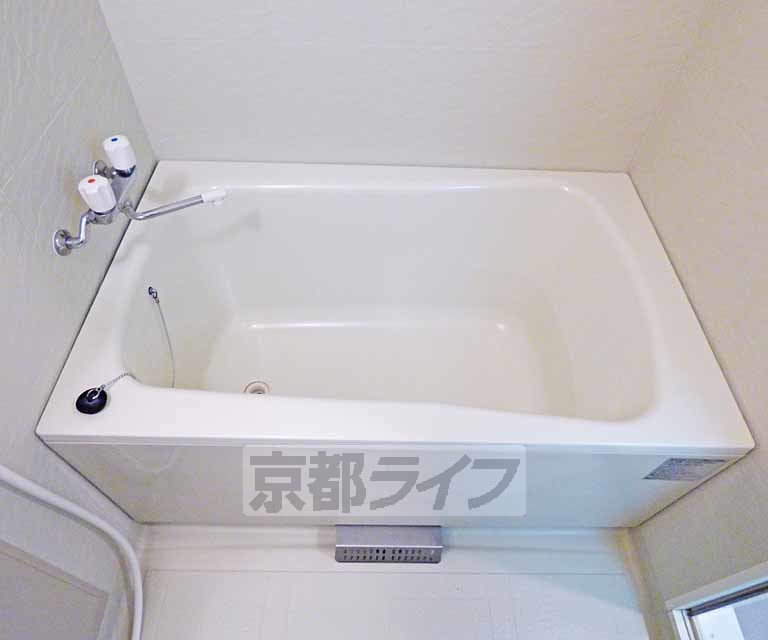 バス・シャワールーム　清潔感のあるお風呂です。