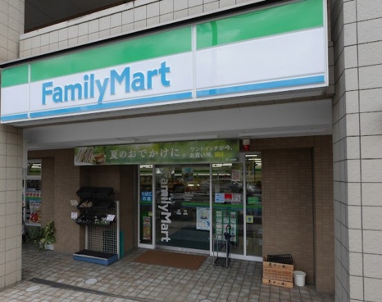 コンビニ　ファミリーマート戸塚矢沢店（コンビニ）まで582m