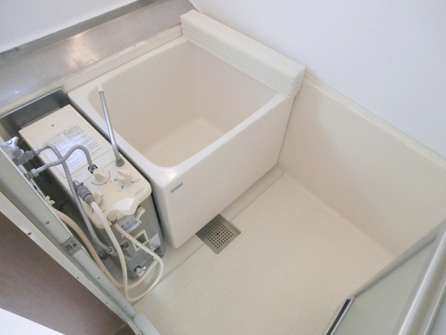 バス・シャワールーム　追い焚きの出来るバランス釜です。