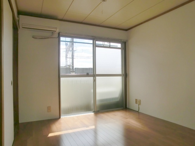 居室・リビング　南に面した洋室です。