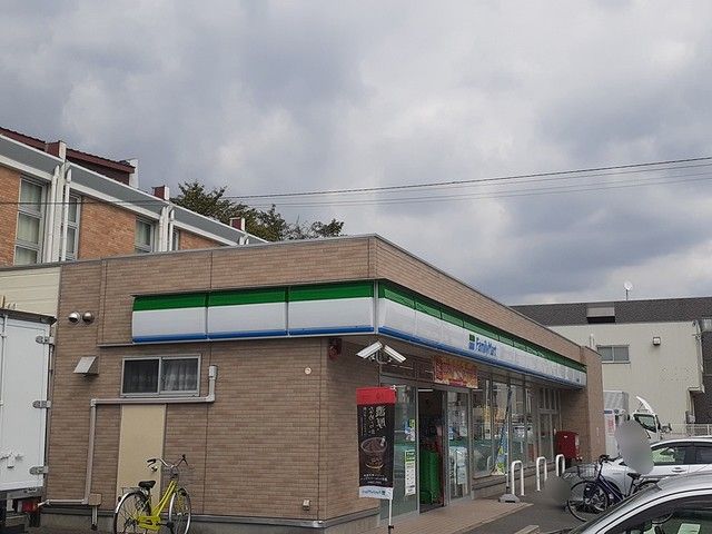 コンビニ　ファミリーマート（コンビニ）まで465m