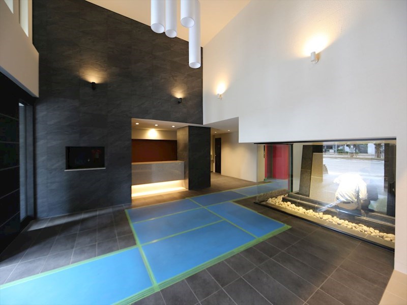 エントランス　エントランス　オートロック　宅配ＢＯＸ　防犯カメラ