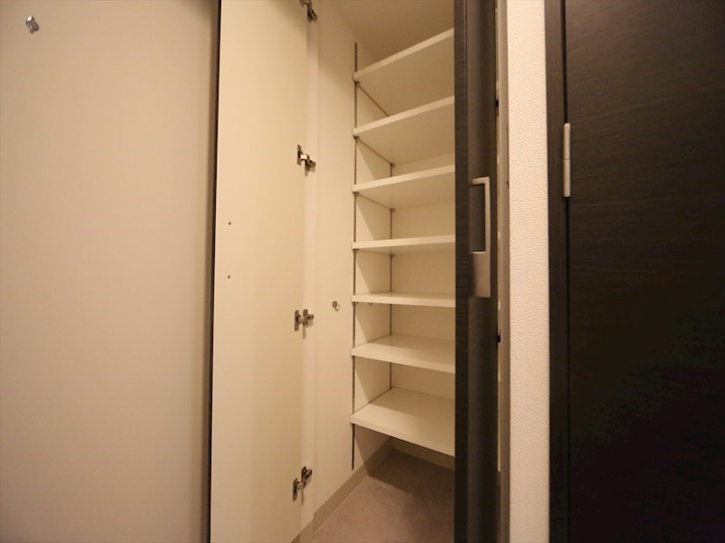 玄関　玄関　シューズボックス付（収納充実してます）