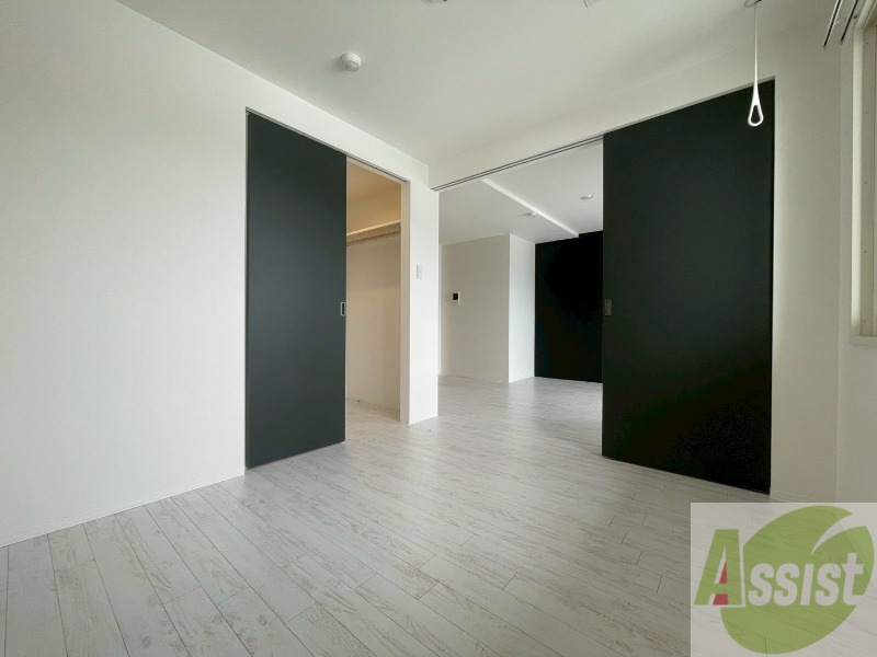 その他部屋・スペース　戸を閉めるとリビングと区切られた寝室にすることができますよ。