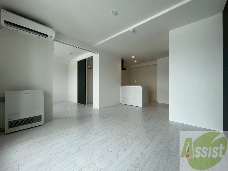 居室・リビング　フローリングや壁の色がお洒落な印象のリビングです。