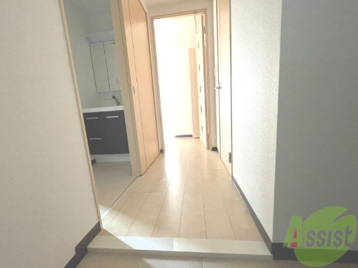 玄関　玄関から撮影しました。敷居が高くなくて安心ですね。