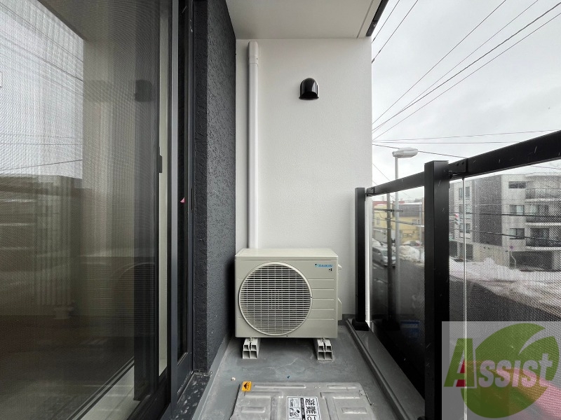 バルコニー　バルコニー。洗濯物がはかどりそうな広さがありますよ。