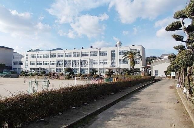 小学校　佐世保市立山手小学校（小学校）まで1325m