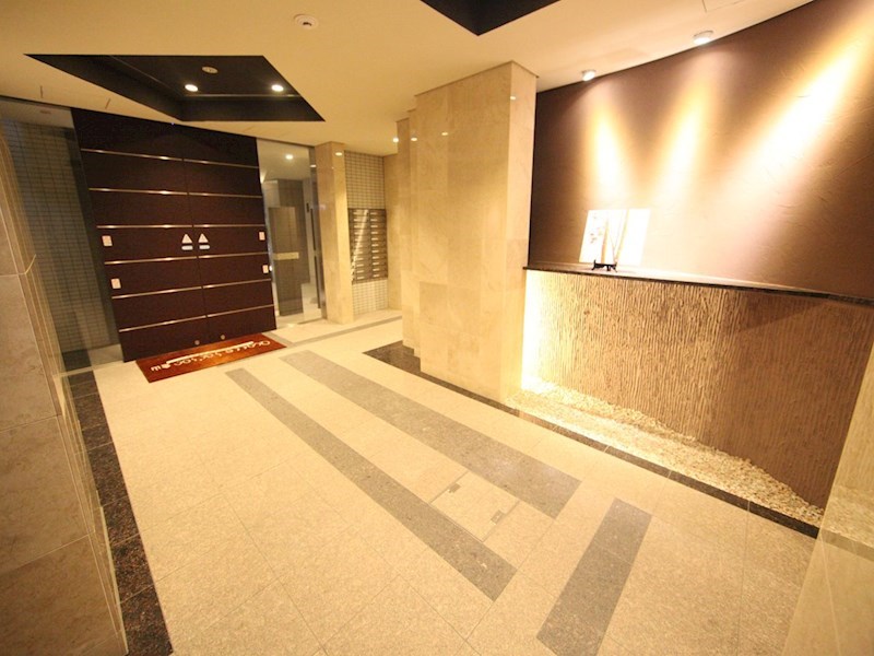 エントランス　エントランス　オートロック　宅配ＢＯＸ　防犯カメラ