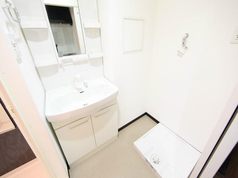 洗面設備　脱衣所　独立洗面台（シャンプードレッサー付）収納スペース有